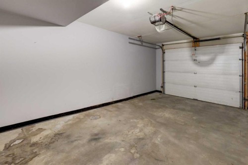 6711 Pinecliff Grove Ne, Calgary, AB - Indoor Photo Showing Garage