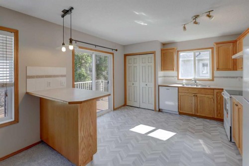 6711 Pinecliff Grove Ne, Calgary, AB - Indoor Photo Showing Kitchen With Double Sink