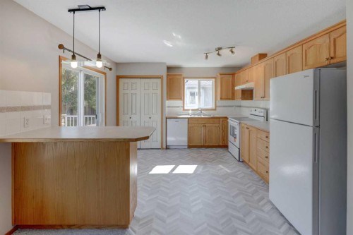 6711 Pinecliff Grove Ne, Calgary, AB - Indoor Photo Showing Kitchen