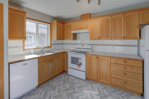 6711 Pinecliff Grove Ne, Calgary, AB - Indoor Photo Showing Kitchen With Double Sink