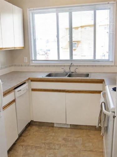 69-5425 Pensacola Crescent Se, Calgary, AB - Indoor Photo Showing Kitchen With Double Sink