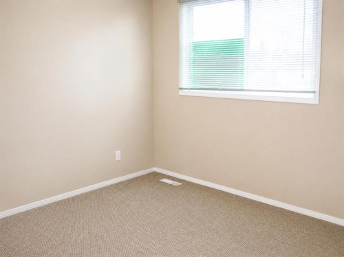 69-5425 Pensacola Crescent Se, Calgary, AB - Indoor Photo Showing Other Room