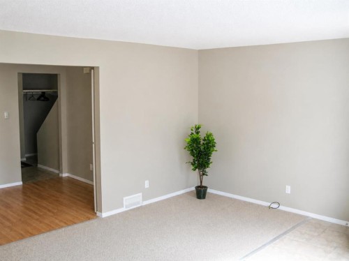 69-5425 Pensacola Crescent Se, Calgary, AB - Indoor Photo Showing Other Room