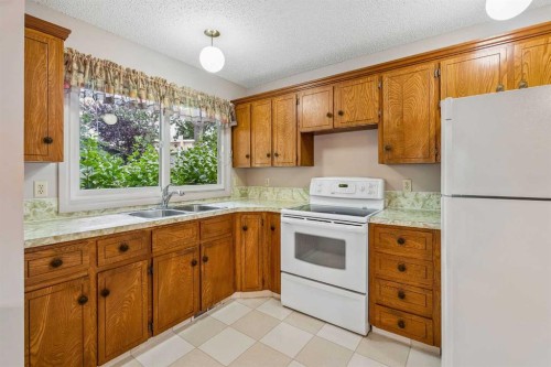 3131 Oakwood Drive Sw, Calgary, AB - Indoor Photo Showing Kitchen With Double Sink