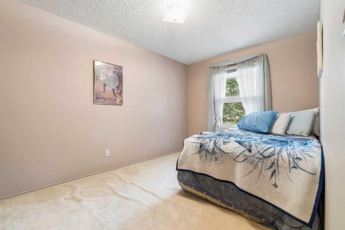3131 Oakwood Drive Sw, Calgary, AB - Indoor Photo Showing Bedroom