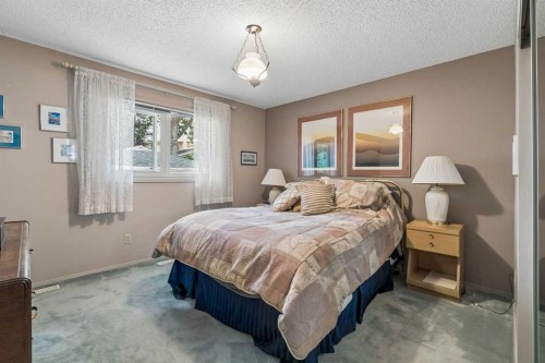 3131 Oakwood Drive Sw, Calgary, AB - Indoor Photo Showing Bedroom