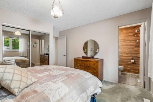 3131 Oakwood Drive Sw, Calgary, AB - Indoor Photo Showing Bedroom