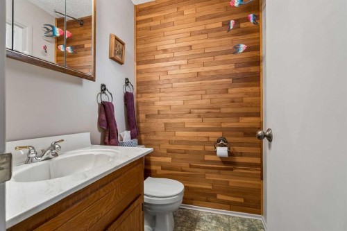 3131 Oakwood Drive Sw, Calgary, AB - Indoor Photo Showing Bathroom