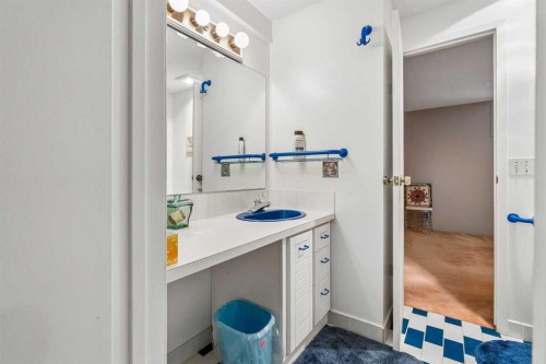 3131 Oakwood Drive Sw, Calgary, AB - Indoor Photo Showing Bathroom