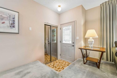3131 Oakwood Drive Sw, Calgary, AB - Indoor Photo Showing Other Room