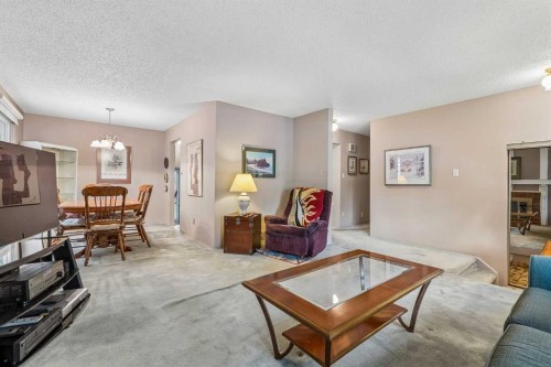 3131 Oakwood Drive Sw, Calgary, AB - Indoor Photo Showing Living Room