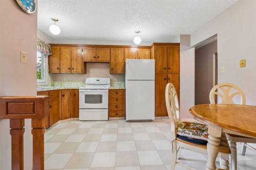 3131 Oakwood Drive Sw, Calgary, AB - Indoor Photo Showing Kitchen