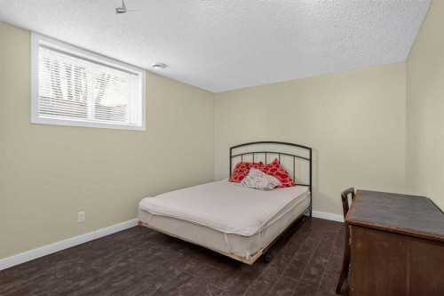 7935 Huntwick Hill Ne, Calgary, AB - Indoor Photo Showing Bedroom