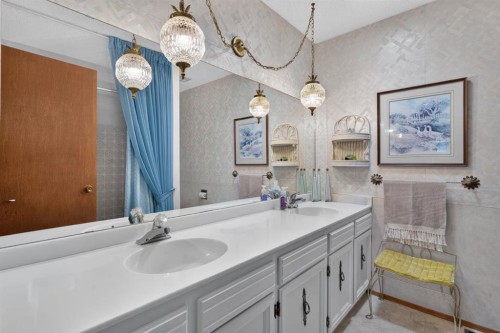 224 Silver Crest Drive Nw, Calgary, AB - Indoor Photo Showing Bathroom