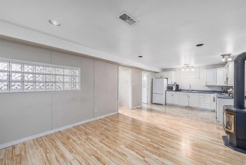 3042 28 Street Sw, Calgary, AB - Indoor Photo Showing Kitchen