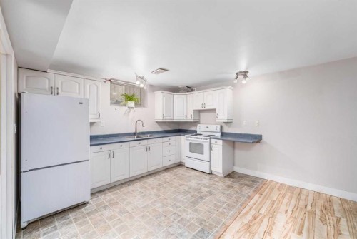 3042 28 Street Sw, Calgary, AB - Indoor Photo Showing Kitchen