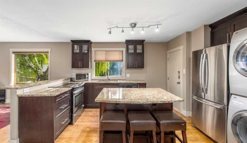 3042 28 Street Sw, Calgary, AB - Indoor Photo Showing Kitchen