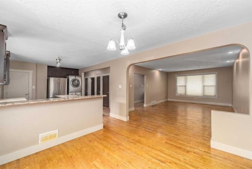 3042 28 Street Sw, Calgary, AB - Indoor Photo Showing Kitchen