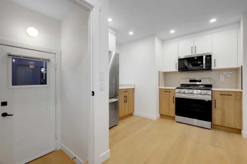 3331 41 Street Se, Calgary, AB - Indoor Photo Showing Kitchen
