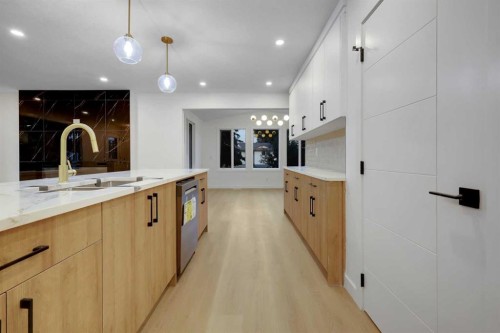3331 41 Street Se, Calgary, AB - Indoor Photo Showing Kitchen