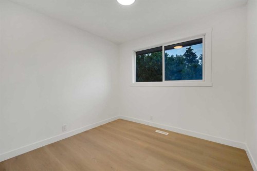 3331 41 Street Se, Calgary, AB - Indoor Photo Showing Other Room