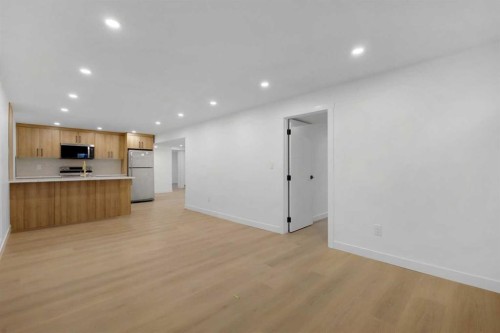 3331 41 Street Se, Calgary, AB - Indoor Photo Showing Kitchen