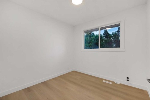 3331 41 Street Se, Calgary, AB - Indoor Photo Showing Other Room