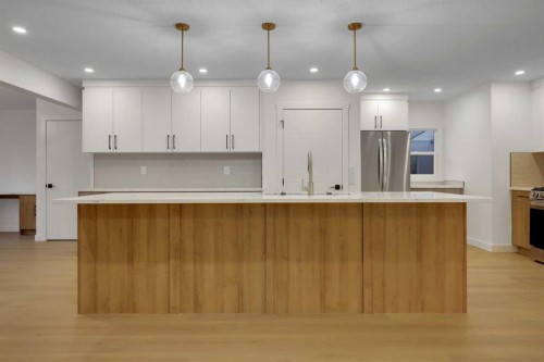 3331 41 Street Se, Calgary, AB - Indoor Photo Showing Kitchen With Upgraded Kitchen