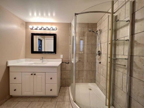 58 Canterbury Gardens Sw, Calgary, AB - Indoor Photo Showing Bathroom