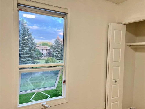 58 Canterbury Gardens Sw, Calgary, AB - Indoor Photo Showing Other Room