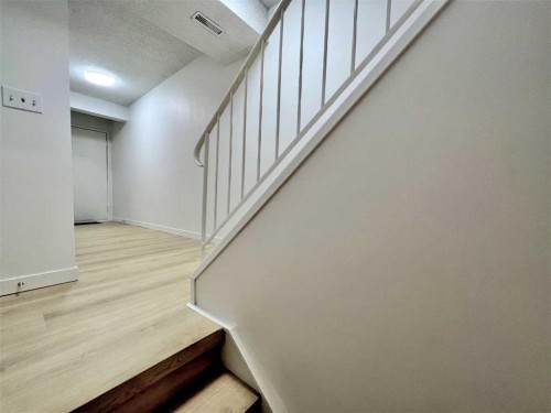 58 Canterbury Gardens Sw, Calgary, AB - Indoor Photo Showing Other Room