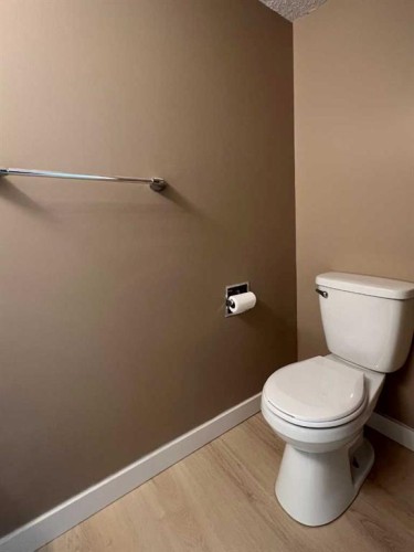 58 Canterbury Gardens Sw, Calgary, AB - Indoor Photo Showing Bathroom