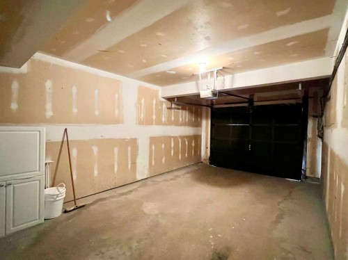 58 Canterbury Gardens Sw, Calgary, AB - Indoor Photo Showing Garage