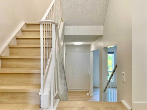 58 Canterbury Gardens Sw, Calgary, AB - Indoor Photo Showing Other Room