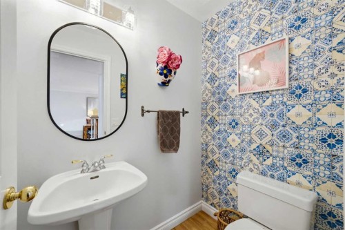 721 27 Avenue Nw, Calgary, AB - Indoor Photo Showing Bathroom