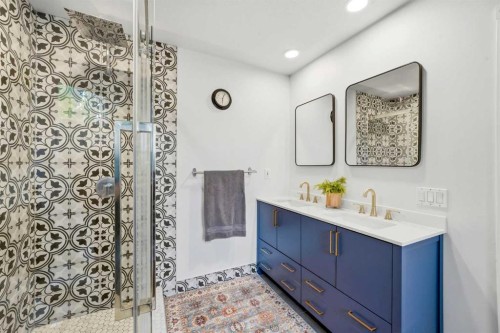 721 27 Avenue Nw, Calgary, AB - Indoor Photo Showing Bathroom