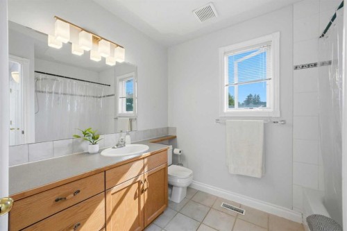 721 27 Avenue Nw, Calgary, AB - Indoor Photo Showing Bathroom