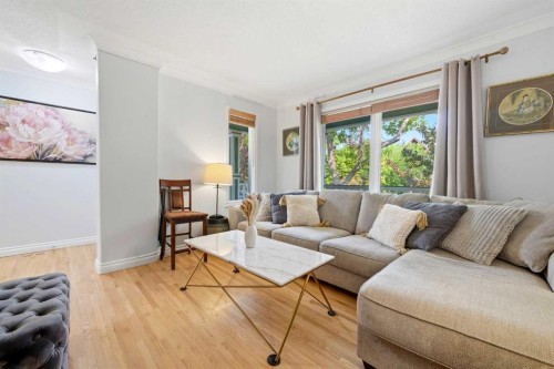 721 27 Avenue Nw, Calgary, AB - Indoor Photo Showing Living Room