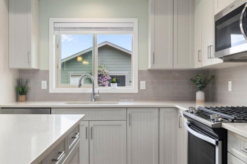719 Mahogany Boulevard Se, Calgary, AB - Indoor Photo Showing Kitchen With Upgraded Kitchen