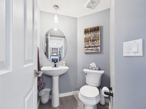 2049 New Brighton Gardens Se, Calgary, AB - Indoor Photo Showing Bathroom