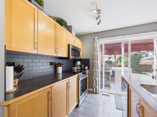 2049 New Brighton Gardens Se, Calgary, AB - Indoor Photo Showing Kitchen