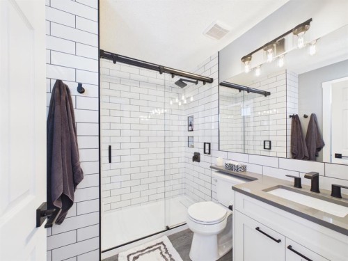2049 New Brighton Gardens Se, Calgary, AB - Indoor Photo Showing Bathroom