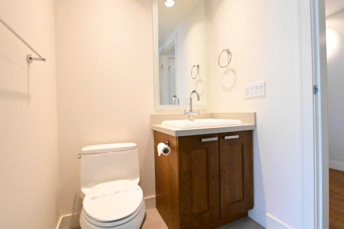 1615-222 Riverfront Avenue Sw, Calgary, AB - Indoor Photo Showing Bathroom