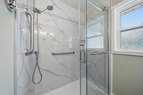 4511 41 Avenue Sw, Calgary, AB - Indoor Photo Showing Bathroom