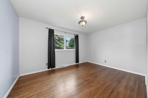 4511 41 Avenue Sw, Calgary, AB - Indoor Photo Showing Other Room