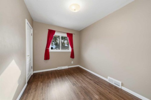 4511 41 Avenue Sw, Calgary, AB - Indoor Photo Showing Other Room