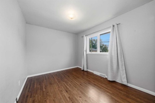 4511 41 Avenue Sw, Calgary, AB - Indoor Photo Showing Other Room