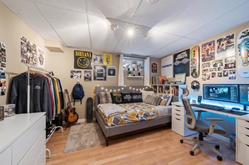 4511 41 Avenue Sw, Calgary, AB - Indoor Photo Showing Bedroom
