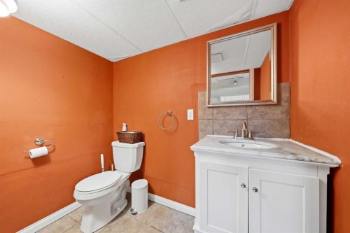 4511 41 Avenue Sw, Calgary, AB - Indoor Photo Showing Bathroom