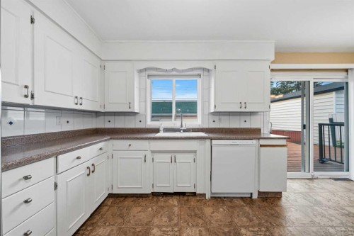 4511 41 Avenue Sw, Calgary, AB - Indoor Photo Showing Kitchen